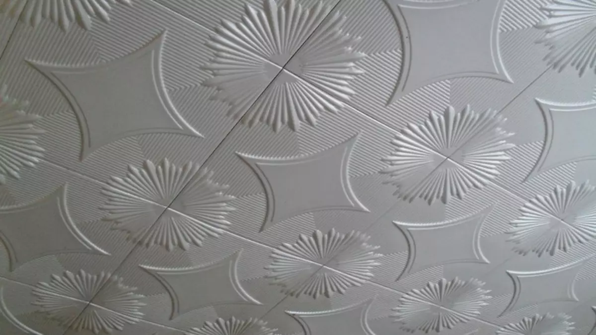 Tuile de plafond en polystyrène sans coutures: instructions d'installation de la photo