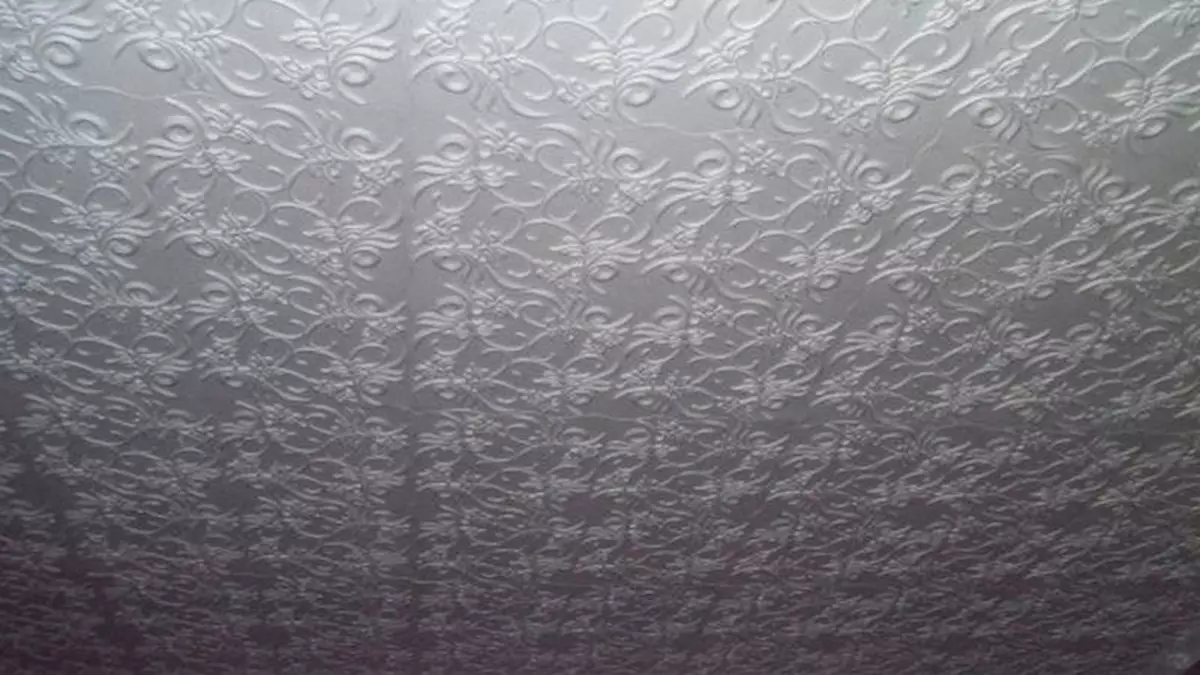 Polystyrene ceiling tile isina seams: Photo Kuisa Mirayiridzo