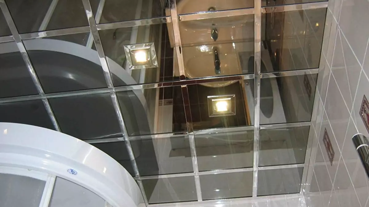バスルームのミラー天井：写真の例