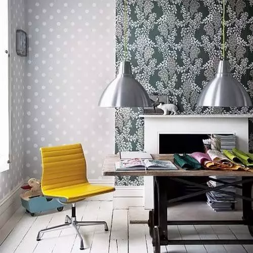 Gray tapety: Foto v interiéri, akú farbu sú vhodné pre steny s kvetmi, ľahký laminát, biele pozadie, modrý nábytok, kombinovaný, pohovka, video