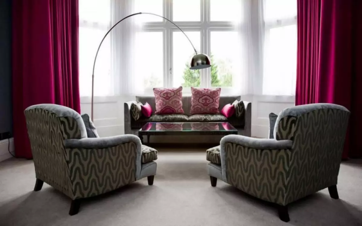 Grå bakgrunnsbilder: Foto i interiøret, hvilken farge passer for vegger med blomster, lett laminat, hvit bakgrunn, blå møbler, kombinert, sofa, video