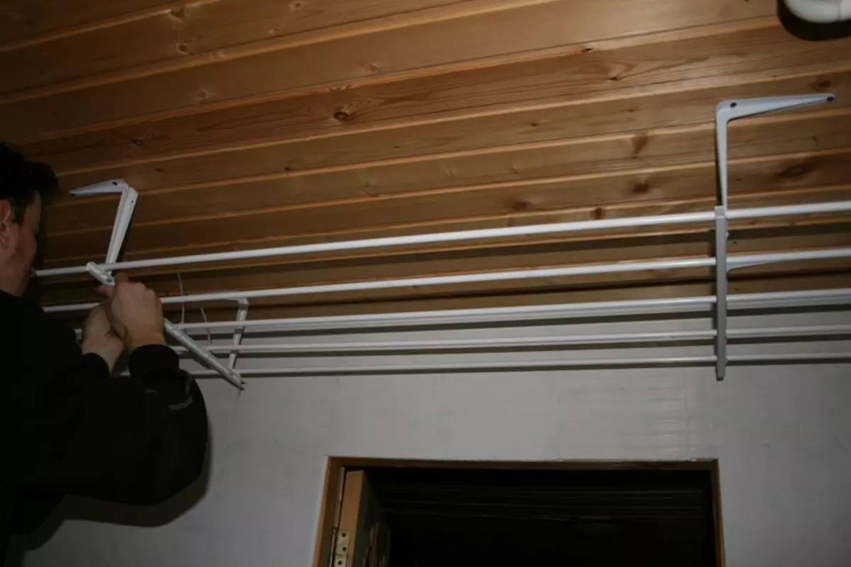 Plafond wasdrogers in de badkamer