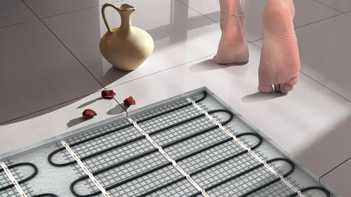 타일 ​​아래의 전기 따뜻한 바닥 : 기술로 따뜻한 바닥에 타일을 놓는 기술