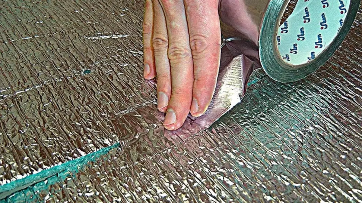 רצפה חשמלית חשמלית תחת אריח: טכנולוגיה הנחת אריחים על רצפה חמה עם הידיים שלהם