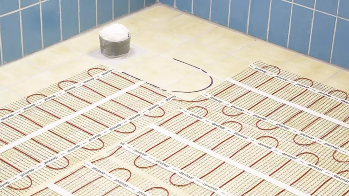 Elektrisk varmt golv under kakel: Teknik som lägger kakel på ett varmt golv med egna händer