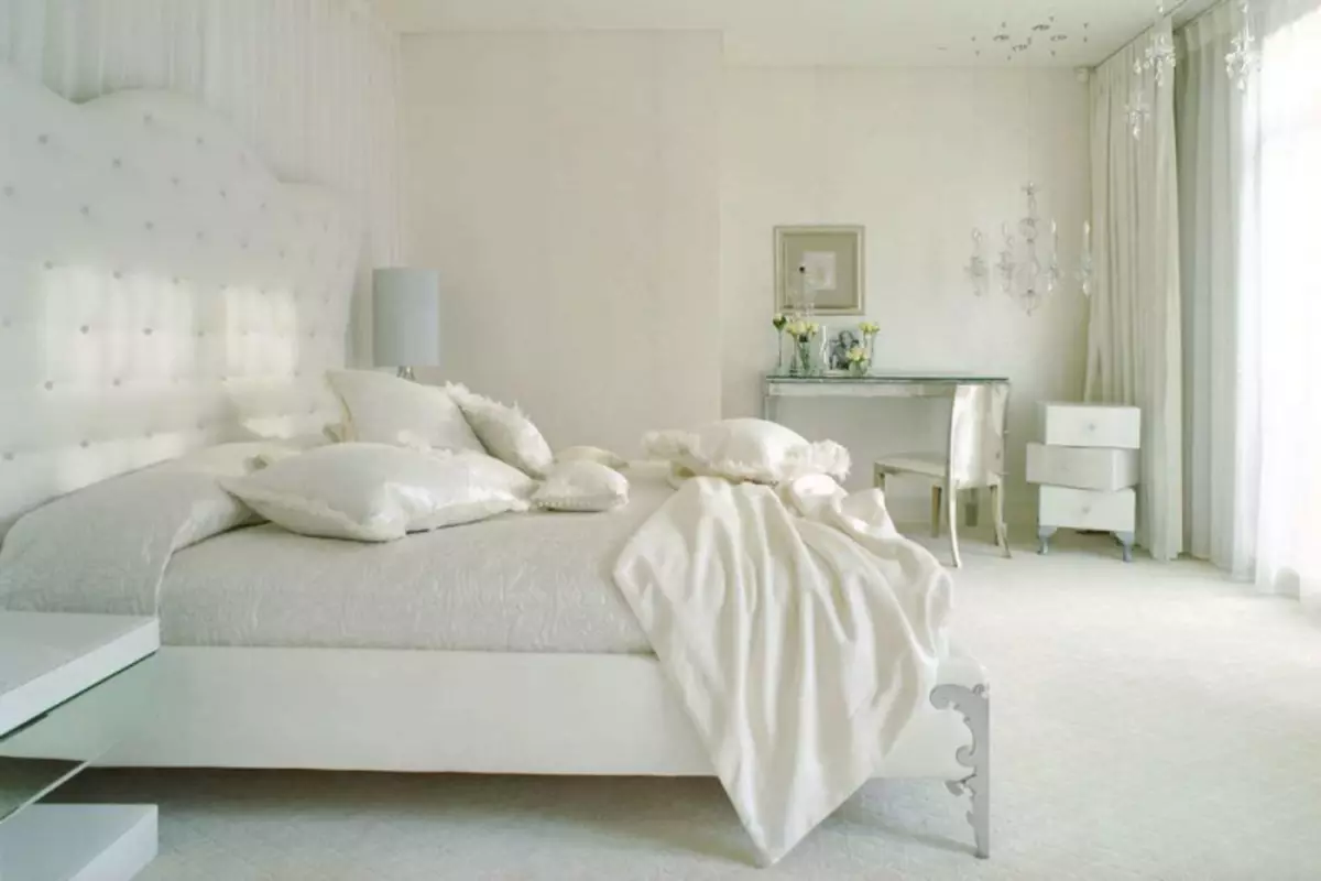 Biele tapety: Svetlé steny v interiéri, fotografie, pozadí, čo sú vhodné na nábytok a pod laminátom, pre miestnosť doma, video