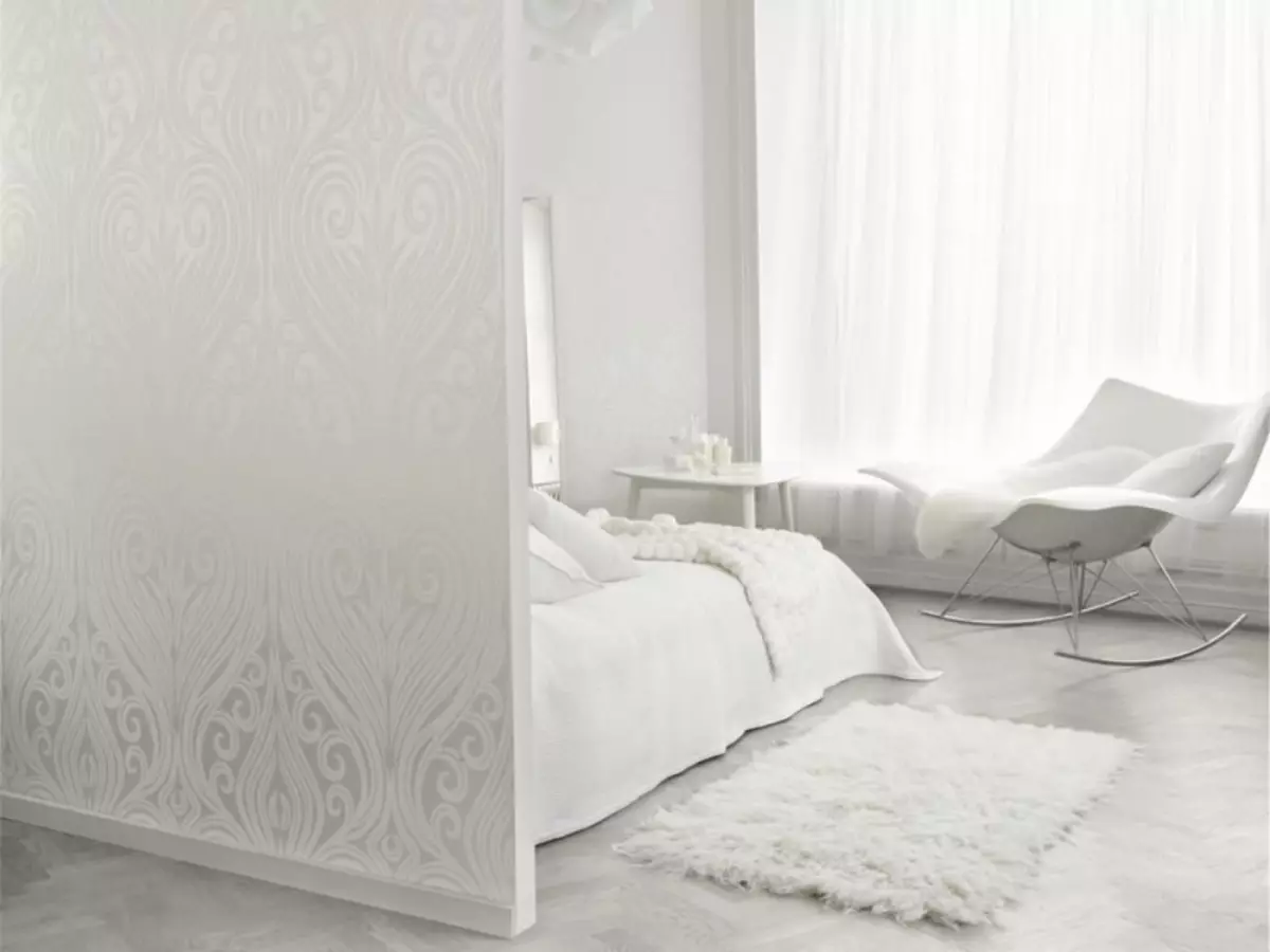Wallpapers brancos: paredes brillantes no interior, fotos, fondo, o que son axeitados para mobles e baixo laminado, para a sala na casa, o vídeo