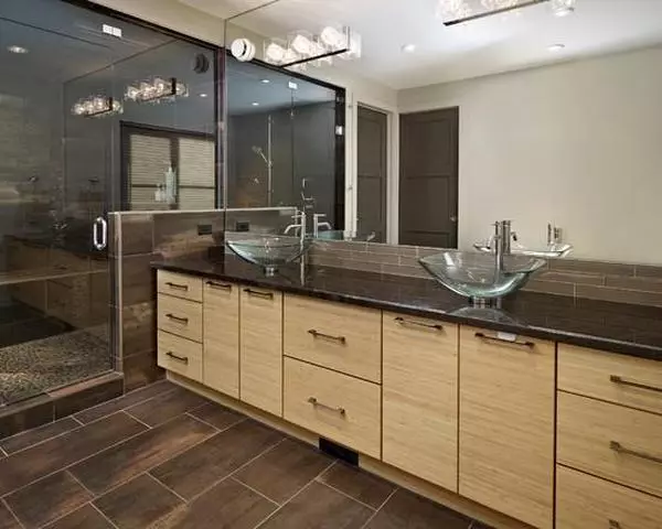 Vedenpitävät katkoviivaiset kylpyhuoneet