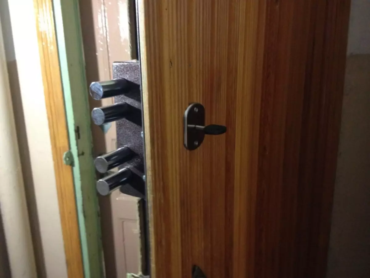 Заміна замка на вхідних металевих дверей