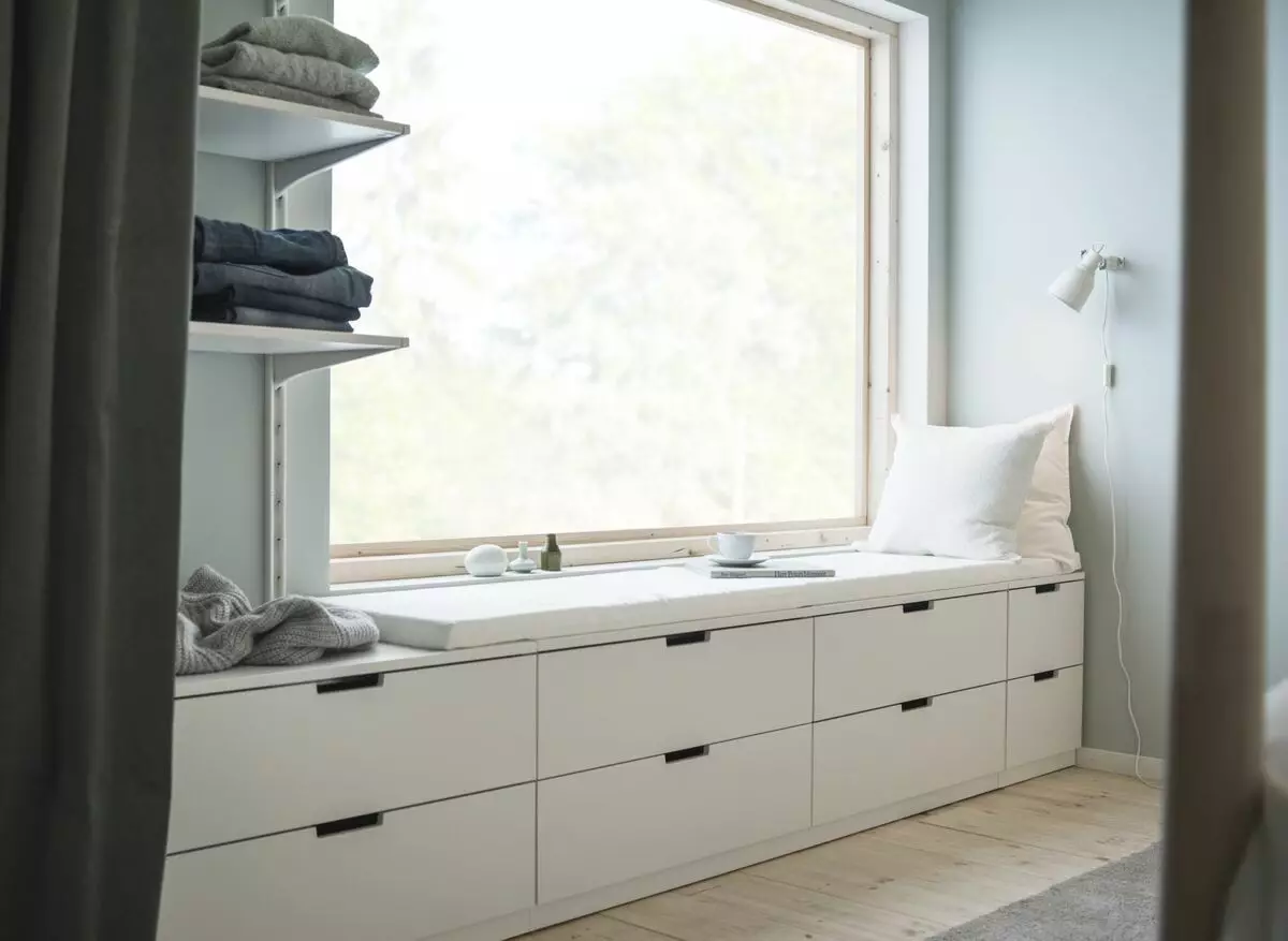 How to turn the windowsill to the place of rest [5 cozy tips]