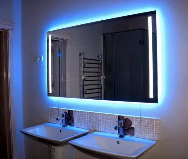 Luminaires pikeun eunteung di kamar mandi