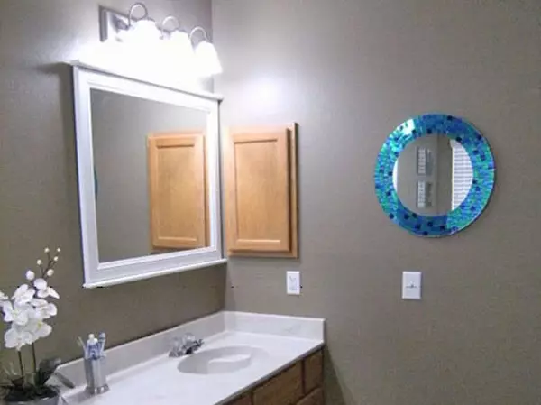 镜子的灯具在浴室里