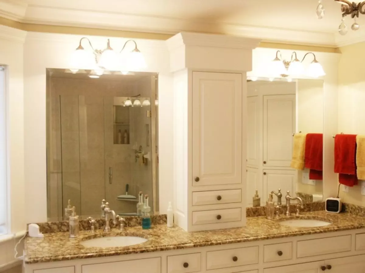 镜子的灯具在浴室里