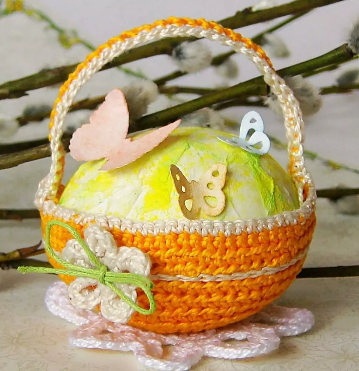 Easter baskets in the interior [Production and placement]