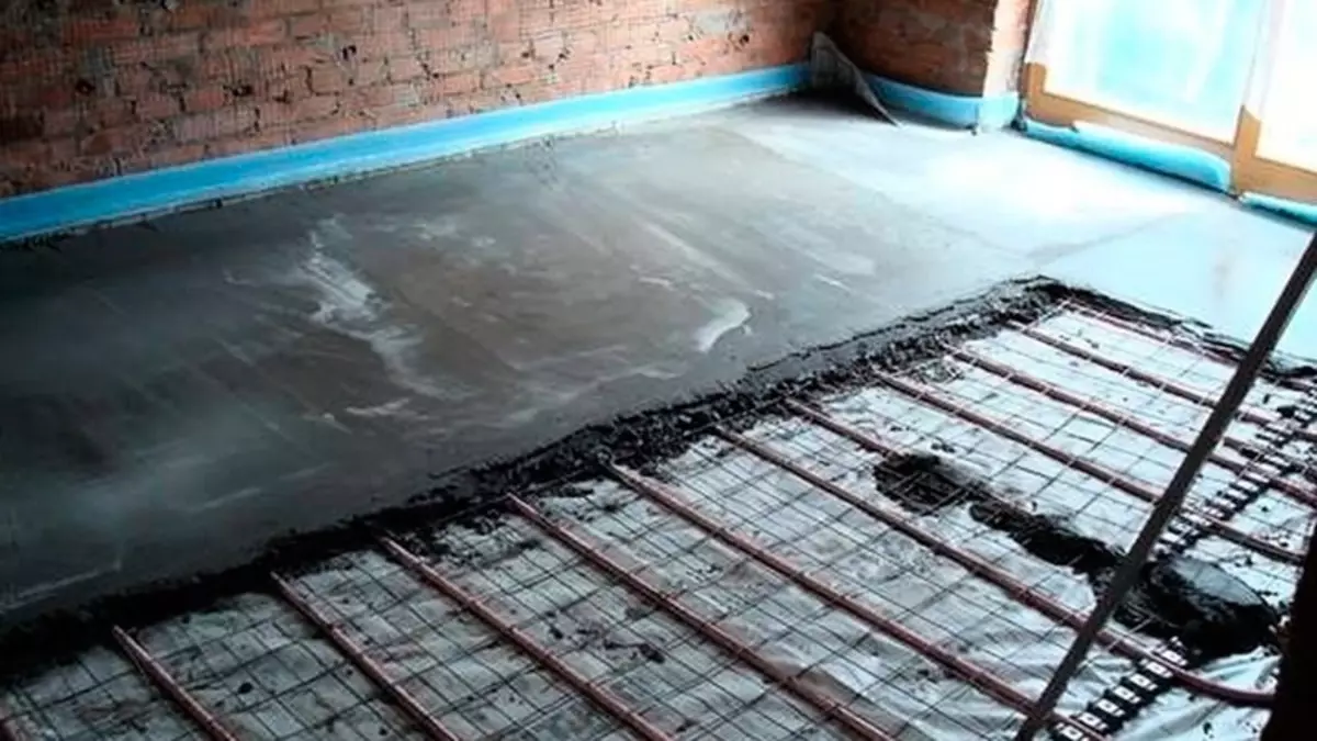 Το πάχος του στροβιλισμού για το νερό υπόγειο πάτωμα: πώς να ρίχνετε το πεδίο ζεστού νερού με τα χέρια σας