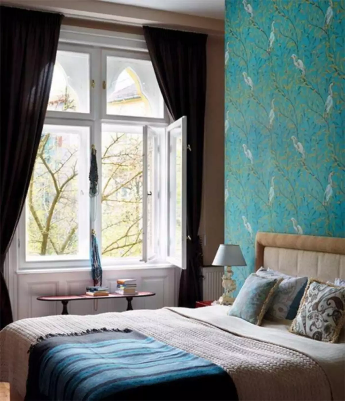 Τυρκουάζ ταπετσαρίες: φωτογραφία στο εσωτερικό, για τοίχο χρώμα, με καφέ μοτίβο, δωμάτιο, λευκό τυρκουάζ με λουλούδια, κουρτίνες στο υπνοδωμάτιο, μπεζ, βίντεο