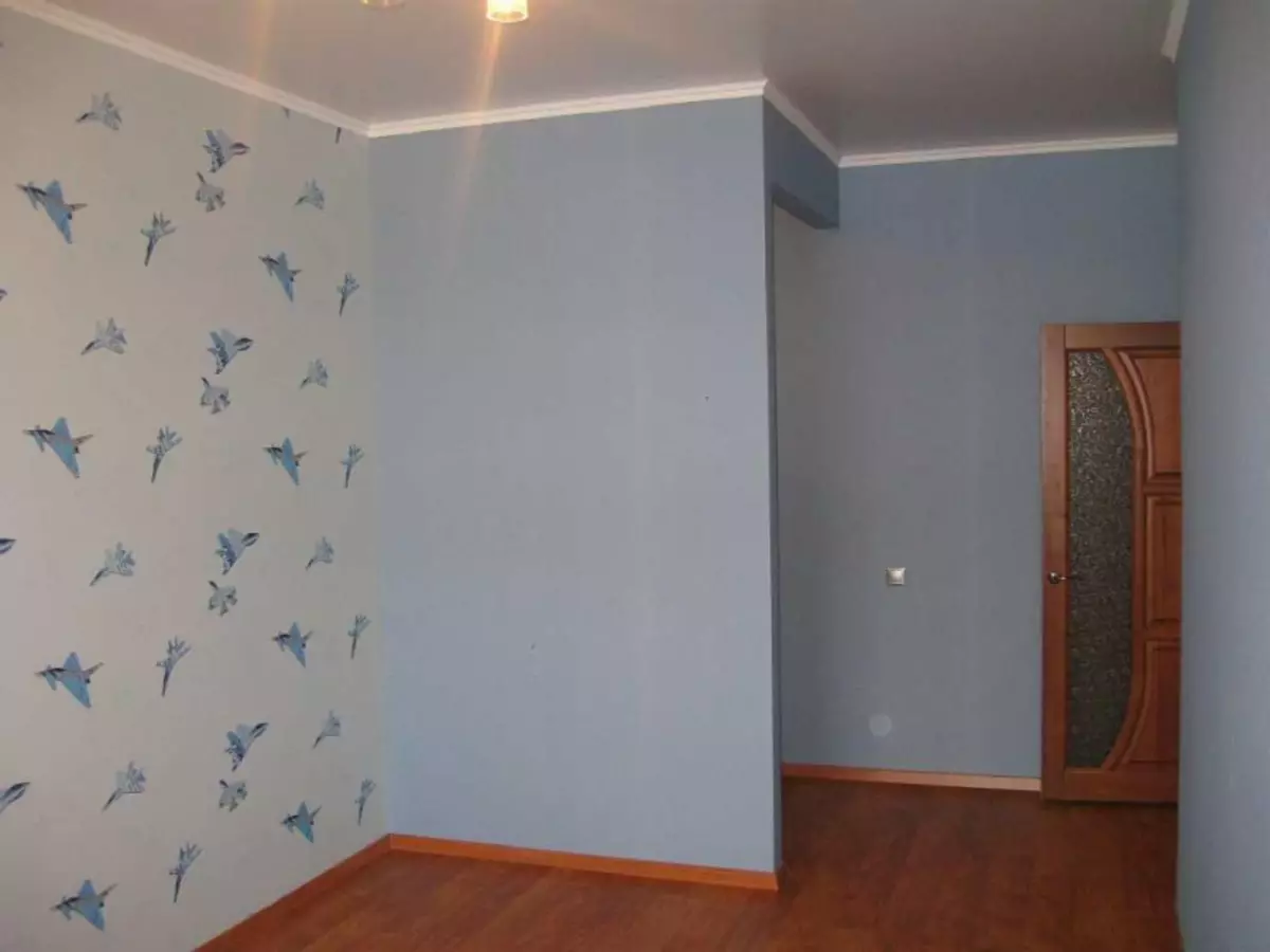 Interior kamar tidur dengan dua jenis wallpaper: cara menghukum, foto, kombinasi, pilihan warna, teman, contoh untuk kamar tidur, desain, bagaimana cara pergi, video
