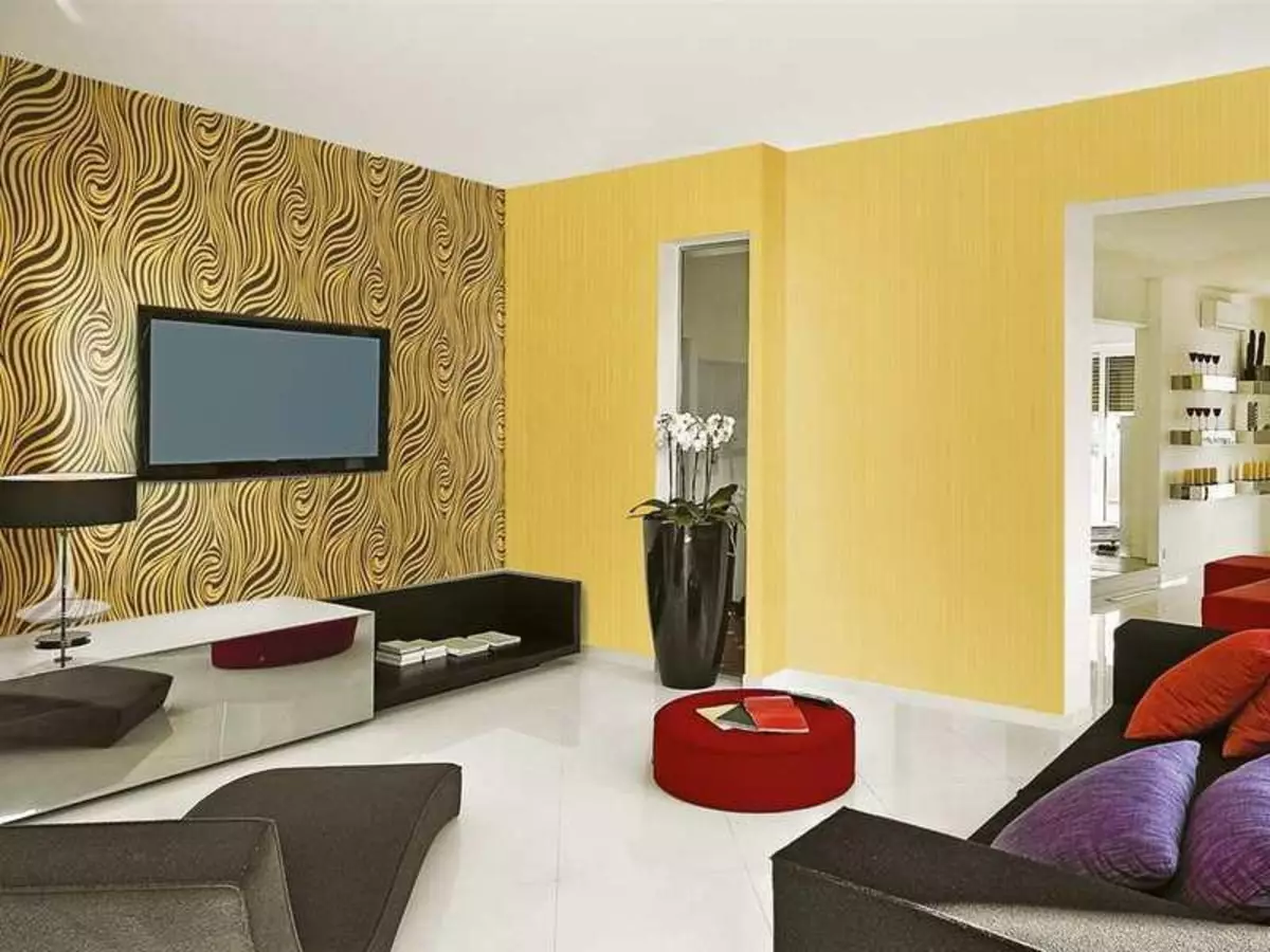 リビングルームの壁紙を組み合わせるアイデアの写真：デザインの2色の組み合わせ、組み合わせ、組み合わせ、組み合わせ、ビデオ