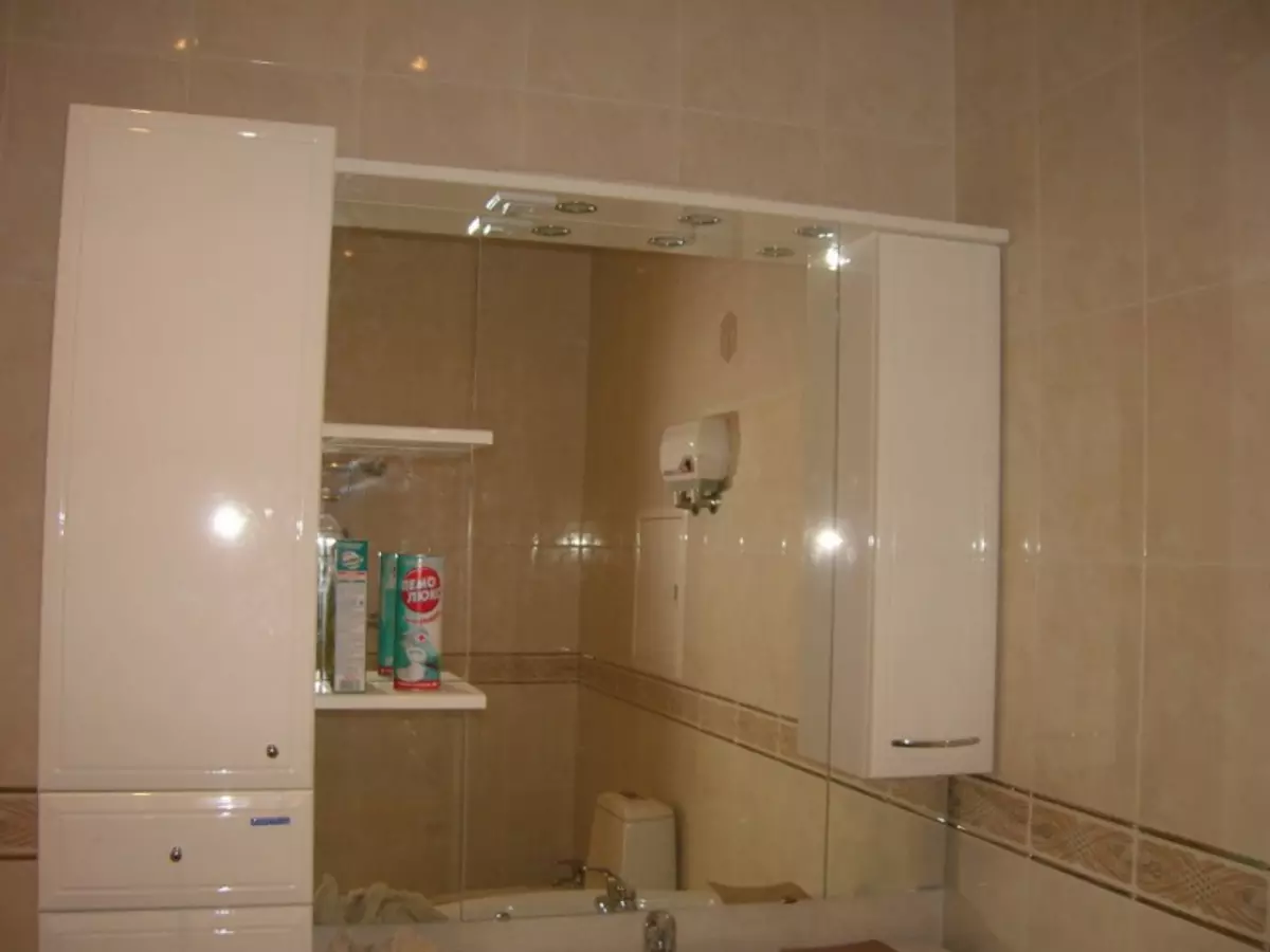 Шкафчики в ванной возле зеркала