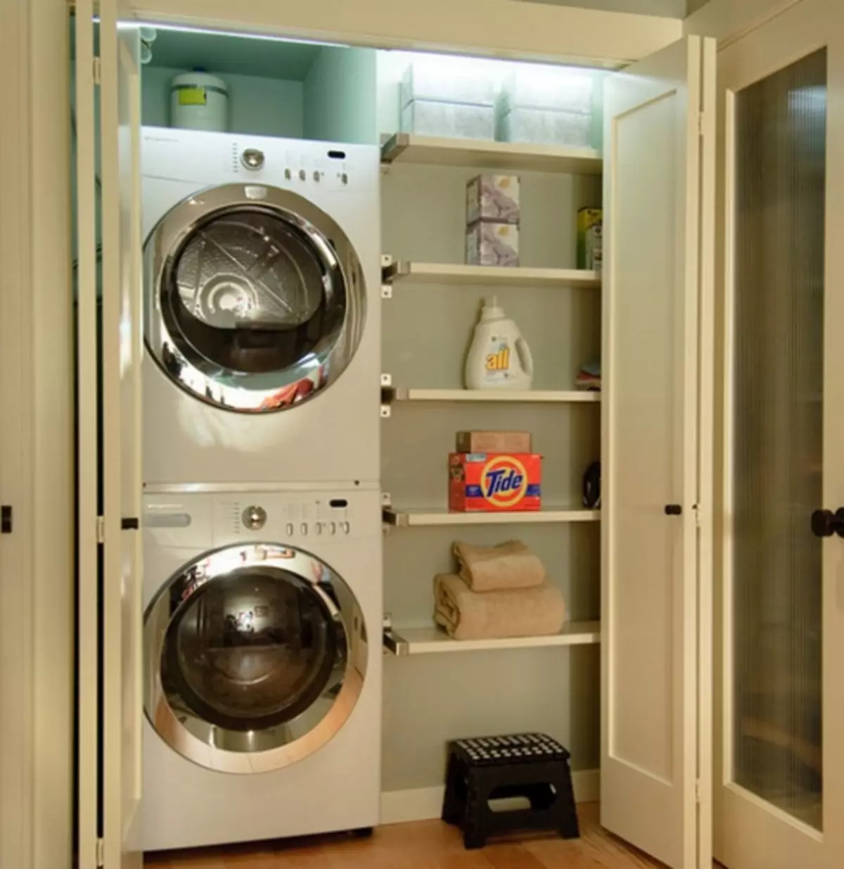 шкаф для стиральной и сушильной машины в ванной в колонну