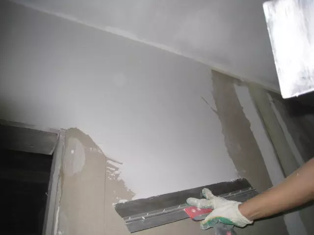 putcloth ของ drywall บนเพดานหรือผนังภายใต้ภาพวาดและวอลล์เปเปอร์