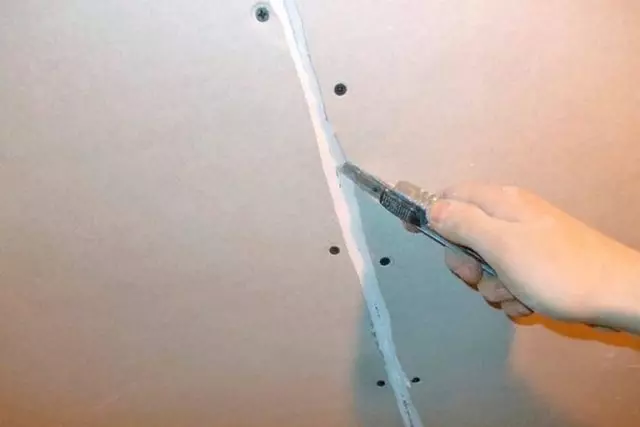 Puthloth на drywall на таванот или ѕидовите под сликање и позадина