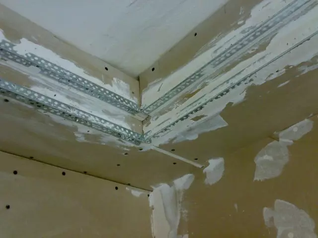 Putcloth av gips på taket eller veggene under maleri og tapet