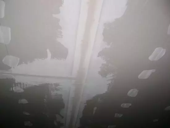 Putclot de guix al sostre o parets sota pintura i fons de pantalla
