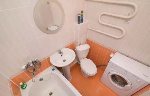 शौचालय के साथ संयुक्त बाथरूम इंटीरियर