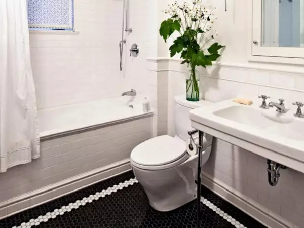 Интериор на банята, комбиниран с тоалетна