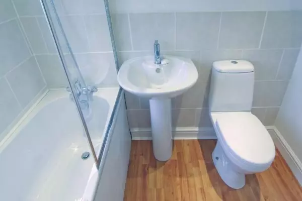 शौचालय के साथ संयुक्त बाथरूम इंटीरियर