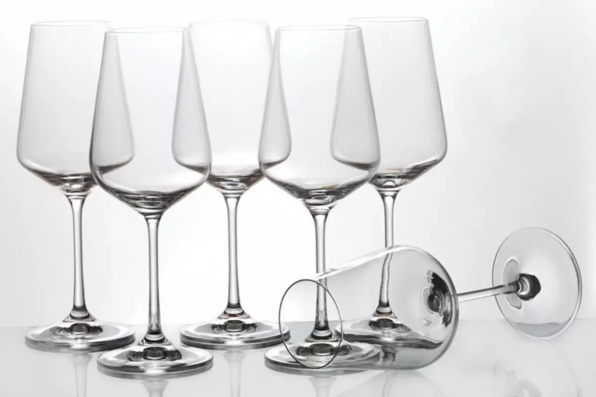 赤と白のワインのメガネの違いは何ですか？