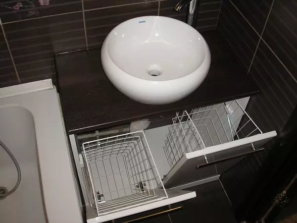 Gabinete de baño con cesta de lavandería