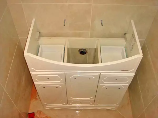 Badrumskåp med tvättkorg