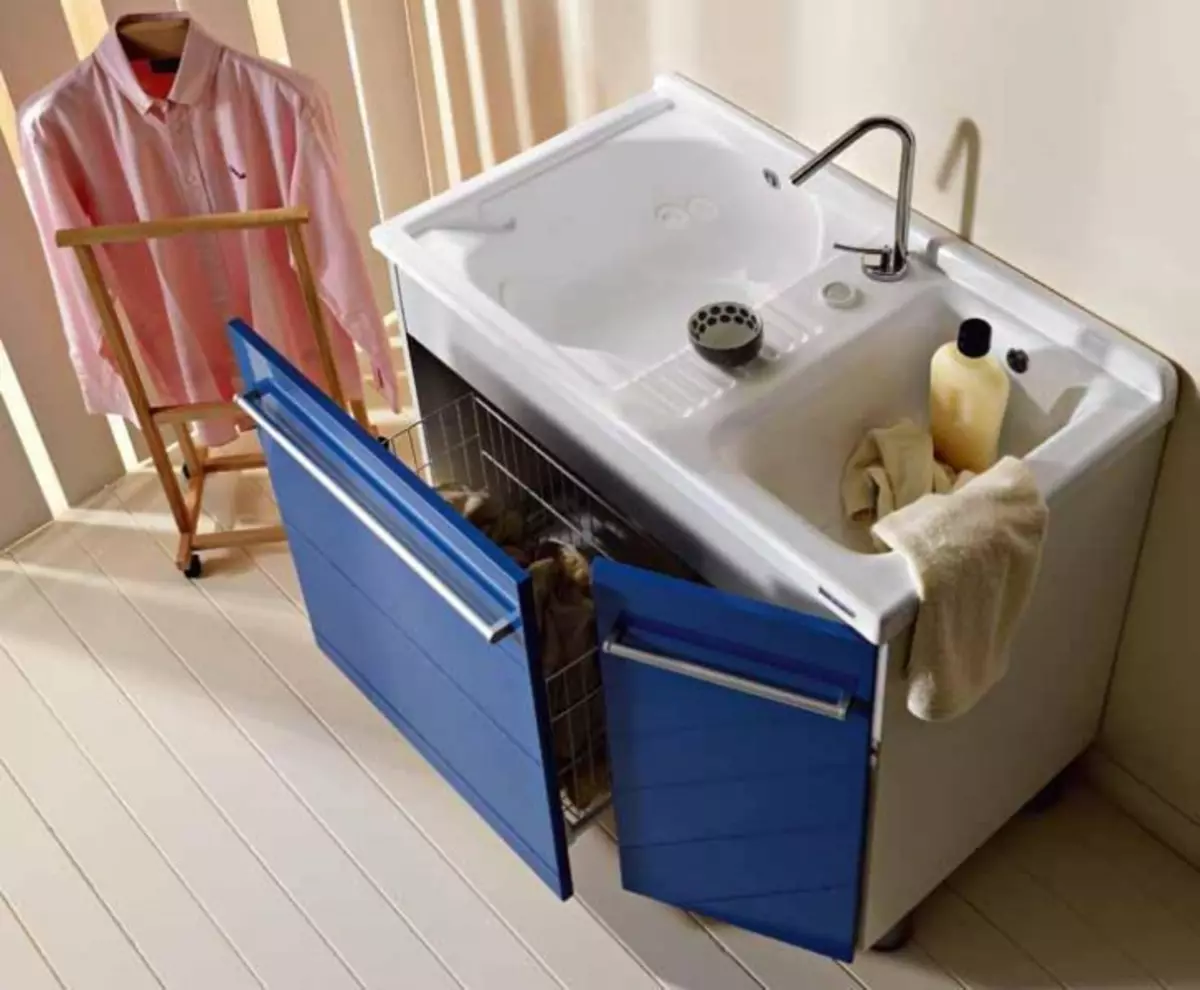 Gabinete de baño con cesta de lavandería