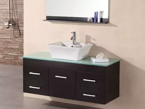 Banyo lavabo ile askıya alınmış dolaplar