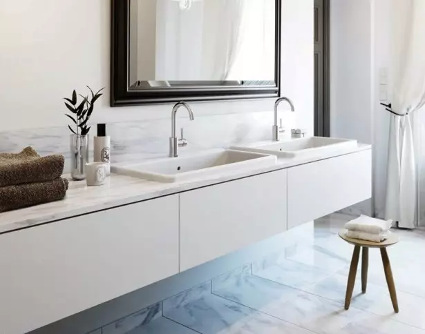 Banyo lavabo ile askıya alınmış dolaplar