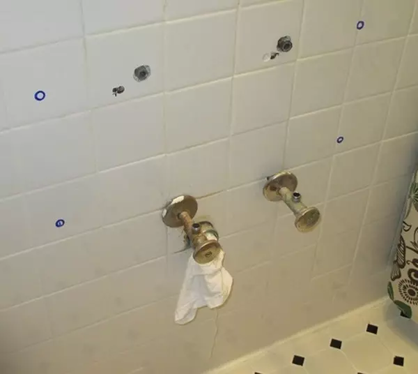 Suspendētas skapji ar vannas istabas izlietni