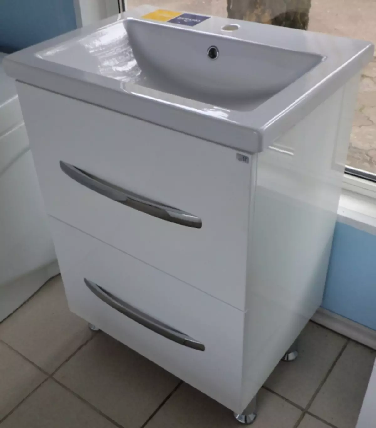 Kabinet sa umivaonikom u kupaonici - praktično i stilski otopino