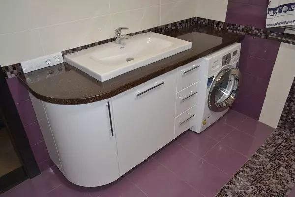 Spintelė su kriaukle po skalbimo mašina