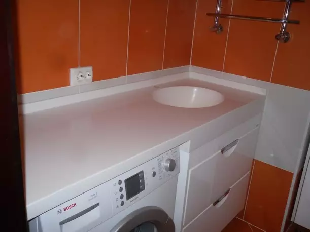 ตู้ที่มีอ่างล้างจานภายใต้เครื่องซักผ้า