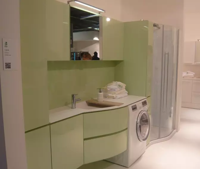 Кабинетот со мијалник под машината за перење