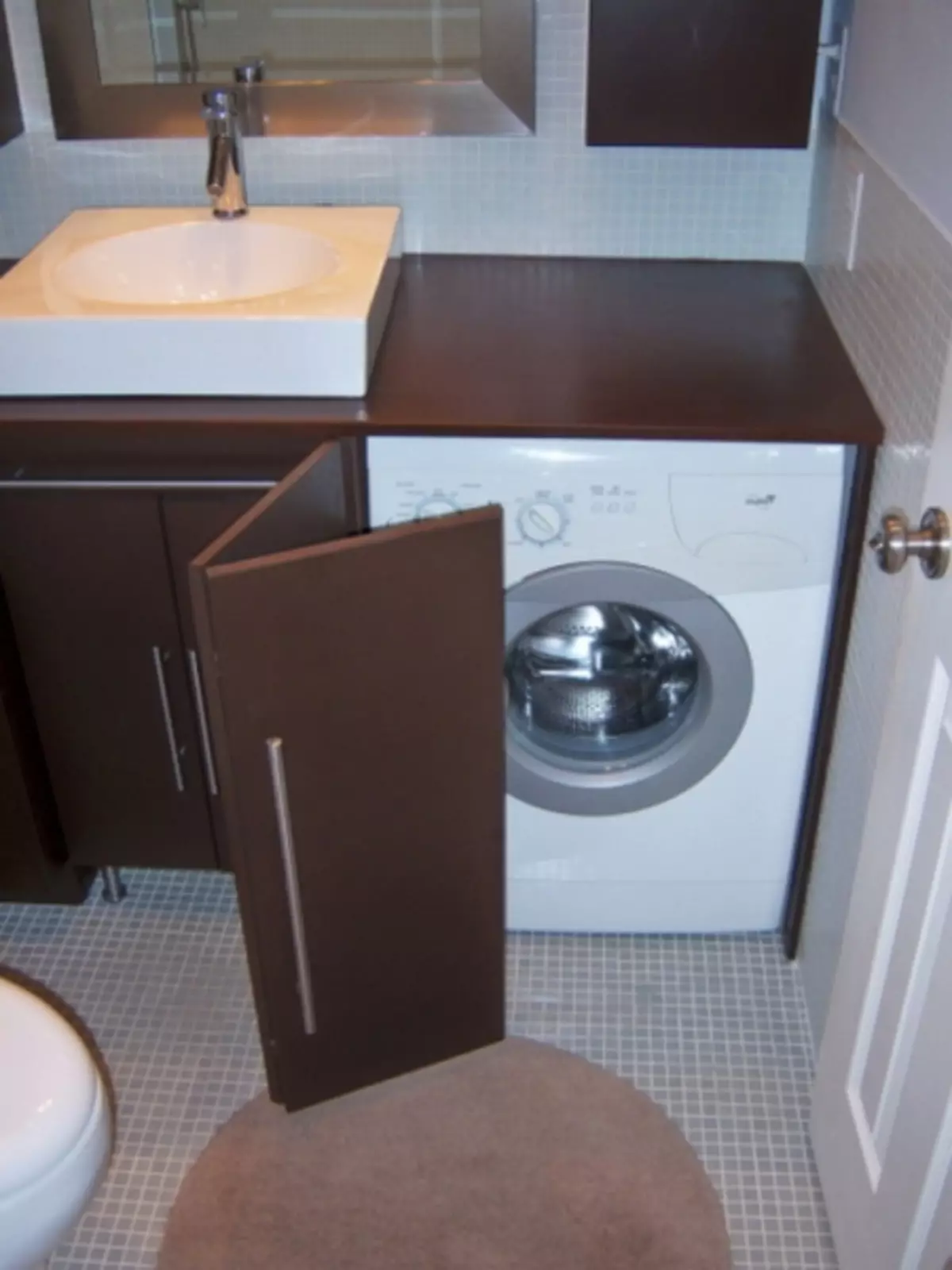 Çamaşır makinesinin altında lavabolu dolap