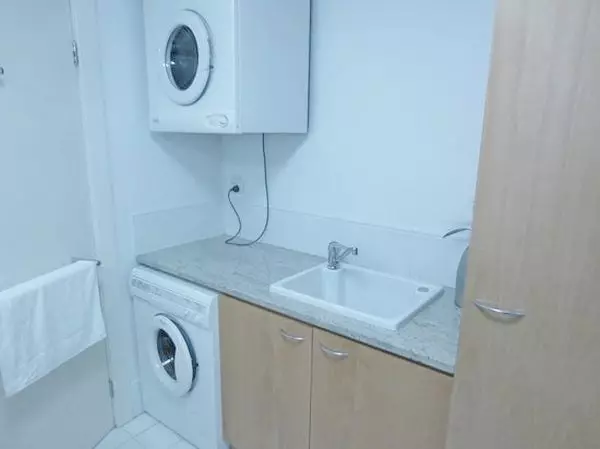 ตู้ที่มีอ่างล้างจานภายใต้เครื่องซักผ้า