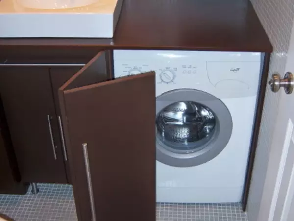 Banyoda çamaşır makinesinin altındaki gardırop