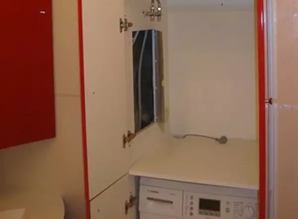 Banyoda çamaşır makinesinin altındaki gardırop