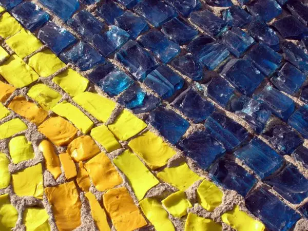 Imba yekugezera ine mosaic - kurukurai maplus uye cons