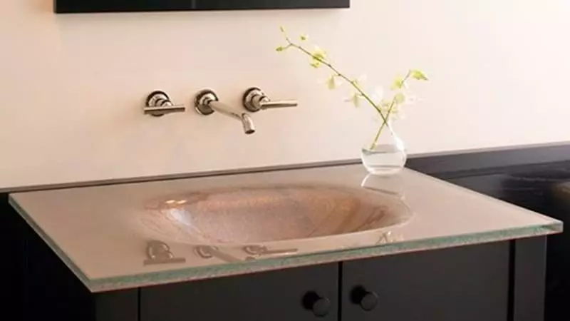 Bir masa üstü olan banyoda dolap: Doğru bir şekilde seçin