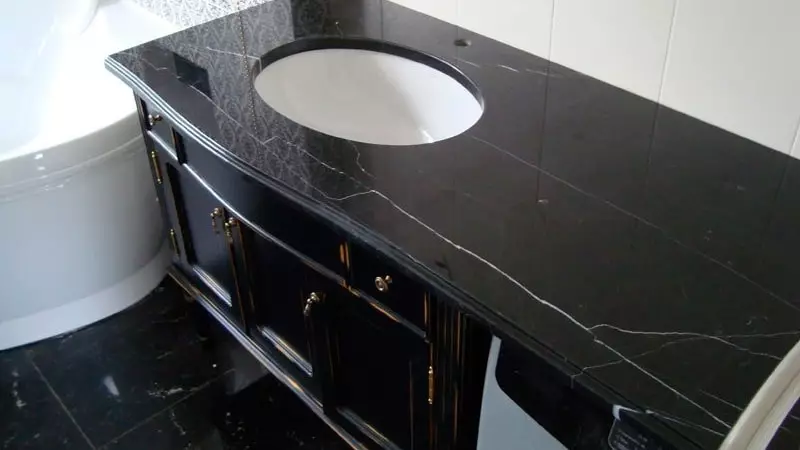 Gabinete sa banyo na may table top: Pumili ng tama