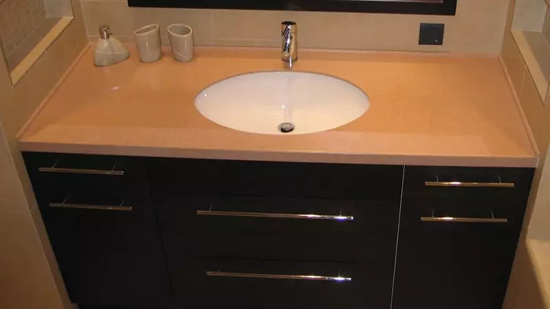 Cabinet dans la salle de bain avec une table de table: choisissez correctement